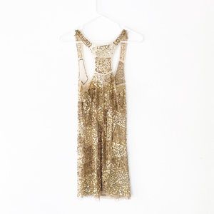 Robe longue en satin à cape et bijoux à la taille